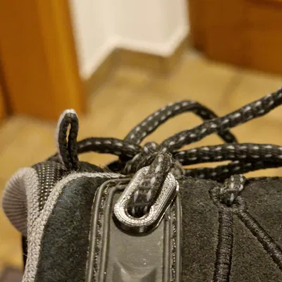 Củng cố lỗ xỏ dây giày bị hỏng