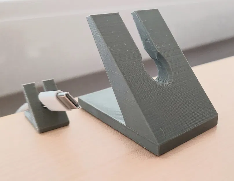 Giá đỡ cáp sạc hiện đại cho bàn làm việc - Image 1