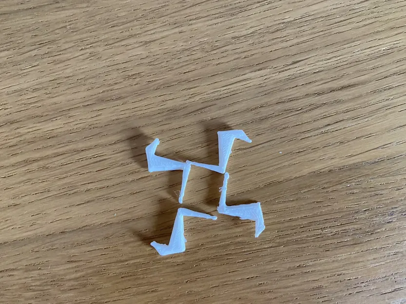 Tạo hình dấu cộng từ 4 con rắn hổ mang - Image 1