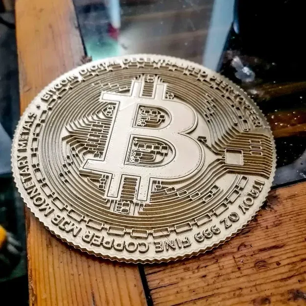 **Tiền xu Bitcoin chất lượng cao, 2 màu + nổi + đục lỗ + phiê... - Image 1