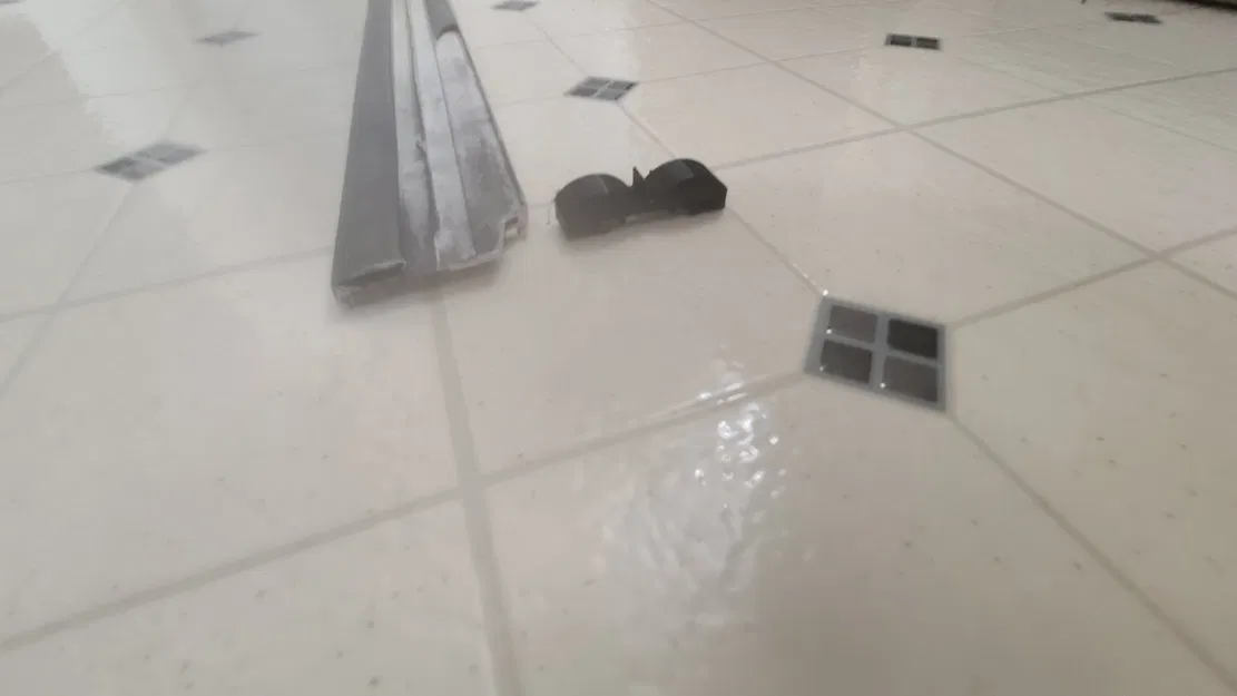 Bịt khe dưới cửa trước để che khuyết tật không đều - Image 1