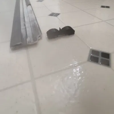 Bịt khe dưới cửa trước để che khuyết tật không đều