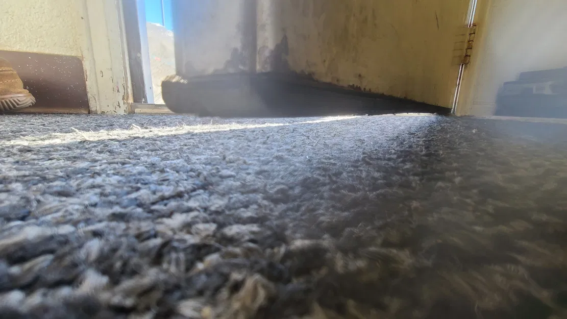 Bịt khe dưới cửa trước để che khuyết tật không đều - Image 2