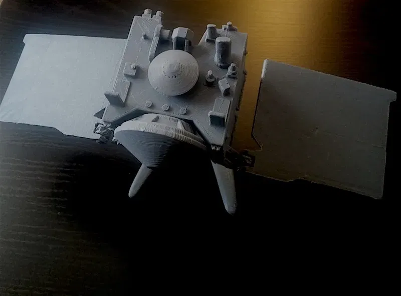 Mô hình tàu vũ trụ OSIRIS-REx trong nhiệm vụ Bennu - Image 2