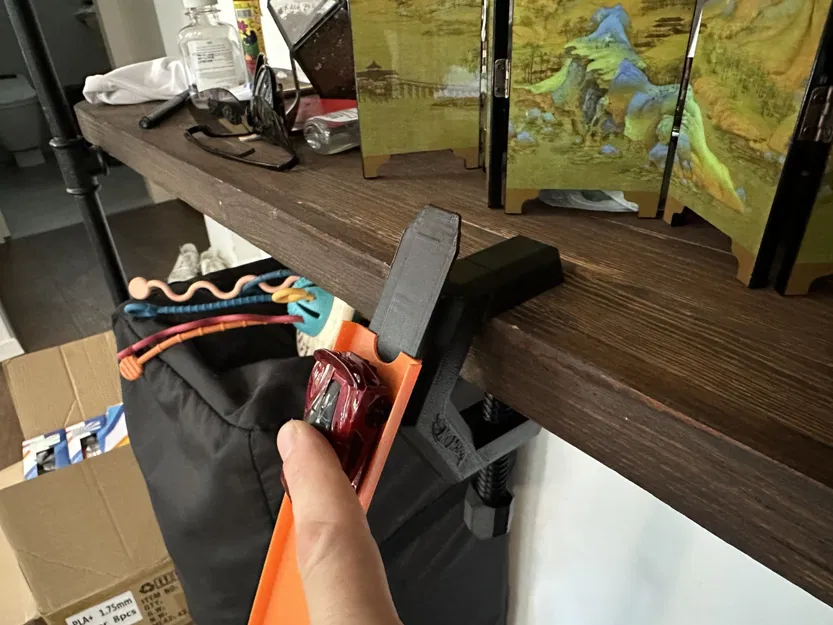 Kẹp gắn đường đua Hot Wheels cho bàn và kệ sách - Image 1