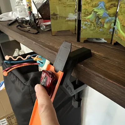 Kẹp gắn đường đua Hot Wheels cho bàn và kệ sách