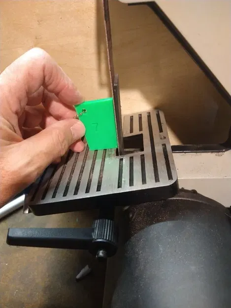 Thước đo góc cho máy mài băng - điều chỉnh được trong OpenSCAD - Image 1