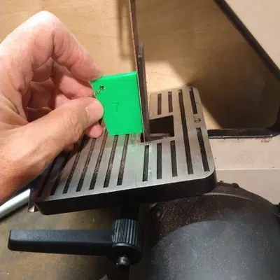 Thước đo góc cho máy mài băng - điều chỉnh được trong OpenSCAD