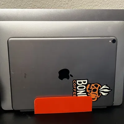 Giá đỡ đứng cho hai MacBook và một iPad