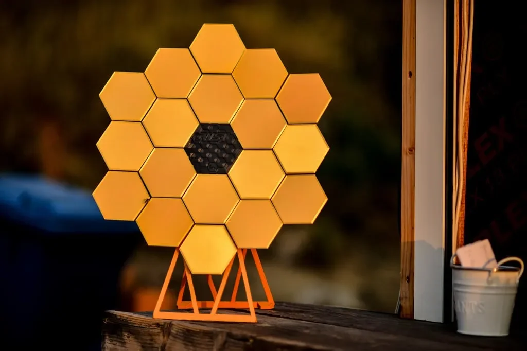 Mô hình nghệ thuật kính viễn vọng JWST tỷ lệ 1:16 1