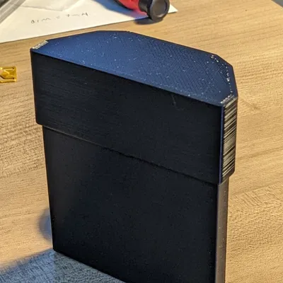 Giá đỡ Narcan kín đáo với nắp ngắn và cao