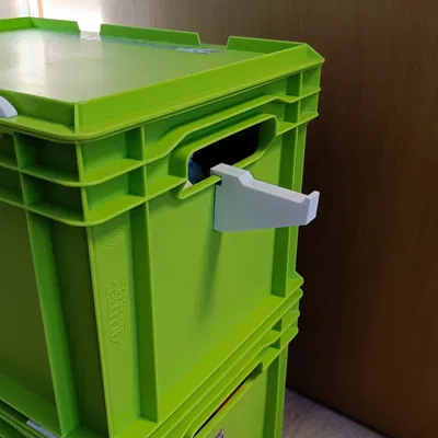 Móc treo dễ dàng cho Eurobox để treo mũ bảo hiểm