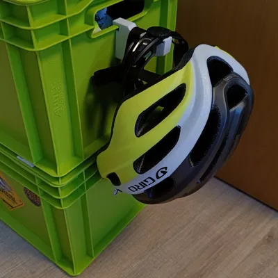 Móc treo dễ dàng cho Eurobox để treo mũ bảo hiểm