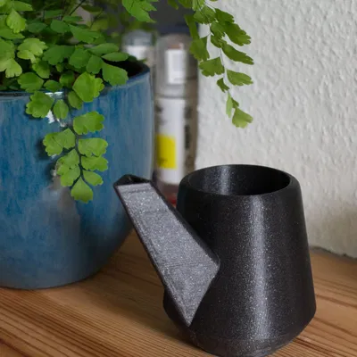 Bình tưới nhỏ với thiết kế tối giản và họa tiết plissé