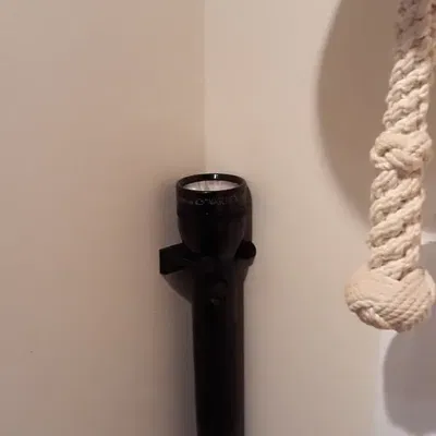 Giá đỡ đèn pin Maglight sửa đổi từ DrCoolHands