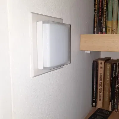 Mặt trước Netatmo Relay kiểu dáng thấp cho hộp tường UK