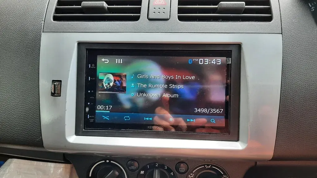 Giá đỡ USB cho xe Suzuki Swift Mk3 - Image 1