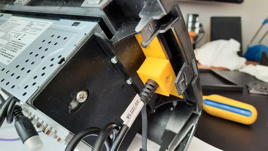 Giá đỡ USB cho xe Suzuki Swift Mk3 - Image 4