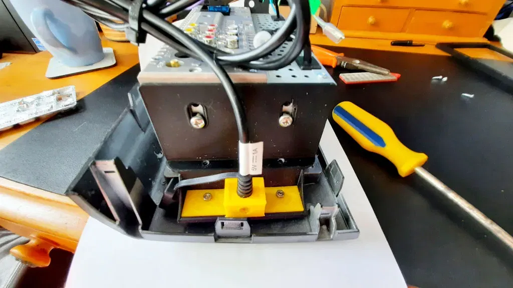 Giá đỡ USB cho xe Suzuki Swift Mk3 - Image 5