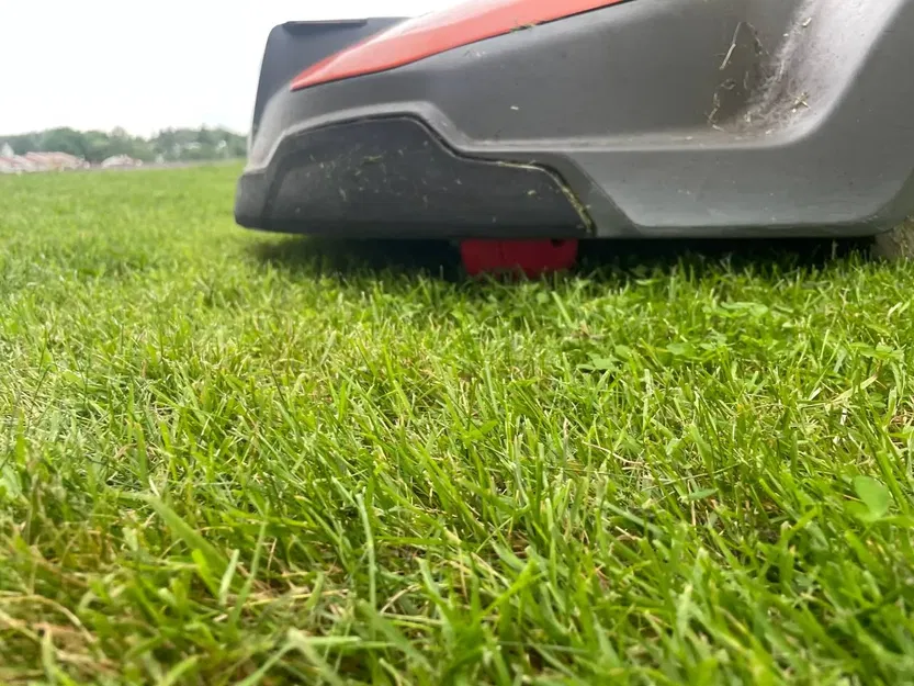 Thay thế bánh trước cho máy cắt cỏ Husquarna Automower - Image 2