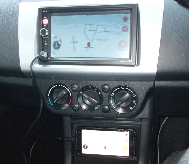 Giá đỡ điện thoại cho xe Suzuki Swift (2009) - Image 1