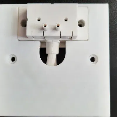 Mặt trước Netatmo Relay cho hộp tường UK