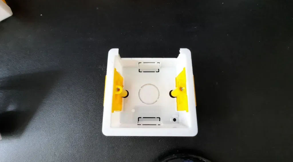 Mặt trước Netatmo Relay cho hộp tường UK - Image 11