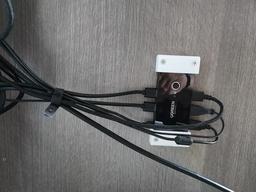 Giá đỡ chuyển đổi USB Ugreen lắp tường hoặc bàn - Image 1