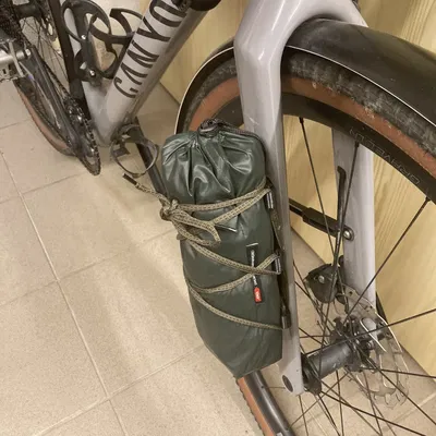 Giá đỡ túi trên càng xe đạp cho bikepacking