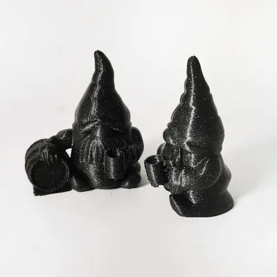 Nhân vật người lùn say rượu với thùng rượu