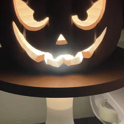 Đèn bàn Ikea Lampan với chao đèn hình bí ngô