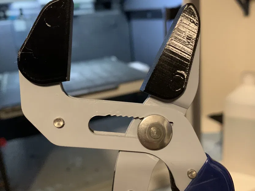 Mỏ cặp tự điều chỉnh QUINN 7 inch với hàm mềm TPU - Image 1