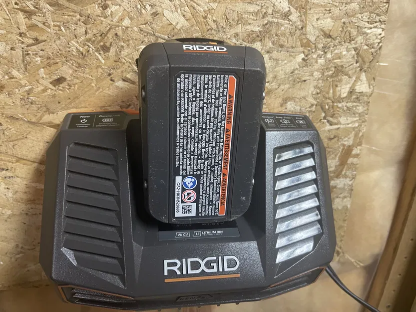 Giá đỡ treo tường cho bộ sạc pin Ridgid R840095 - Image 1