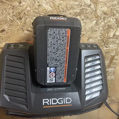 Giá đỡ treo tường cho bộ sạc pin Ridgid R840095
