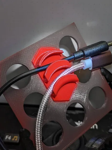 Giá đỡ cáp Cooler Master QUBE 500 cho 2-4-6-8 cáp - Image 1