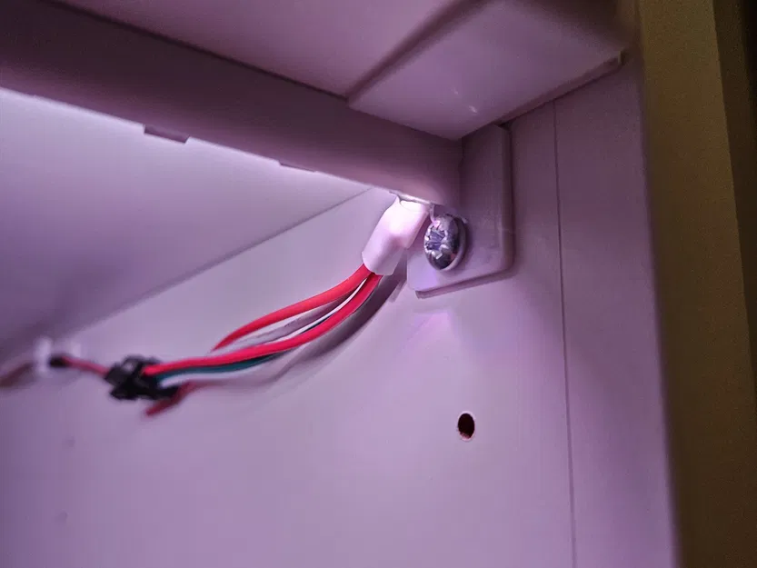 Giá đỡ LED 45° cho hộp IKEA Platsa - Image 1