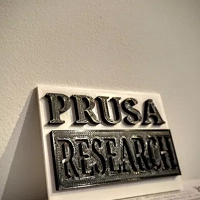 Napis Prusa Research với thiết kế in hai màu sắc
