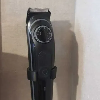 Giá đỡ treo máy cạo râu điện trên tường phòng tắm