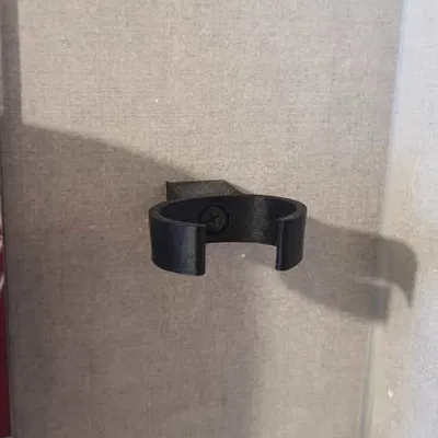 Giá đỡ treo máy cạo râu điện trên tường phòng tắm