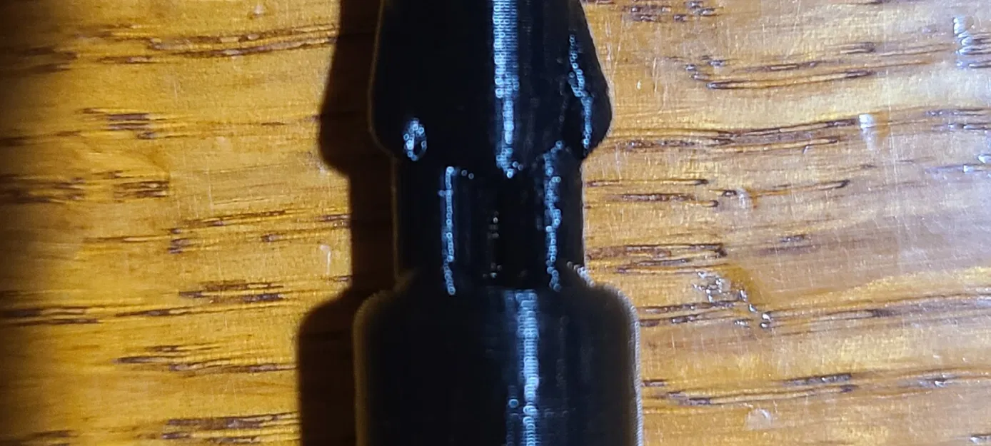 Nhân vật trò chơi Trouble với người nhỏ trên đỉnh - Image 1