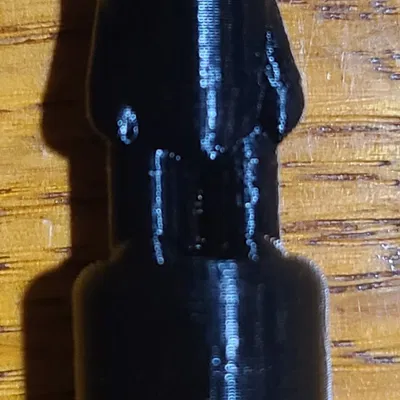 Nhân vật trò chơi Trouble với người nhỏ trên đỉnh