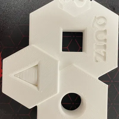 Câu đố hình học với 3 lỗ thử thách trí tuệ