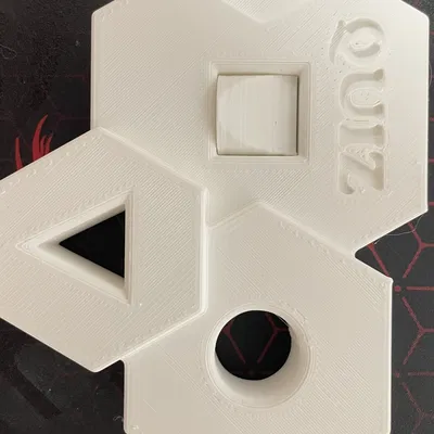 Câu đố hình học với 3 lỗ thử thách trí tuệ