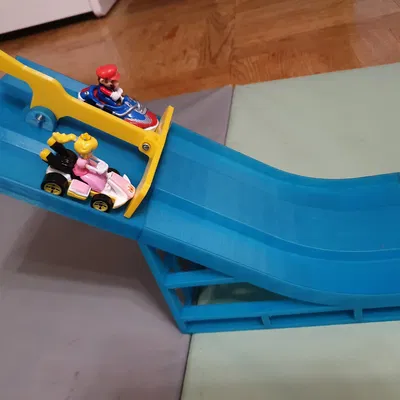 Cổng xuất phát và đường dốc cho xe Hot Wheels