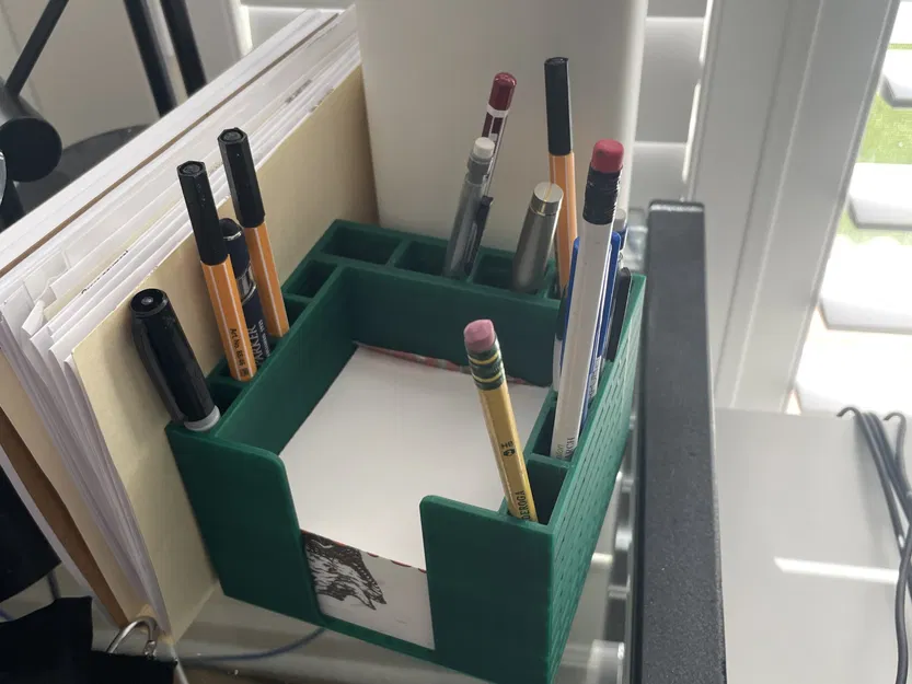 Giá đỡ bút với thiết kế thông minh cho bàn làm việc - Image 1