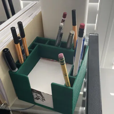 Giá đỡ bút với thiết kế thông minh cho bàn làm việc