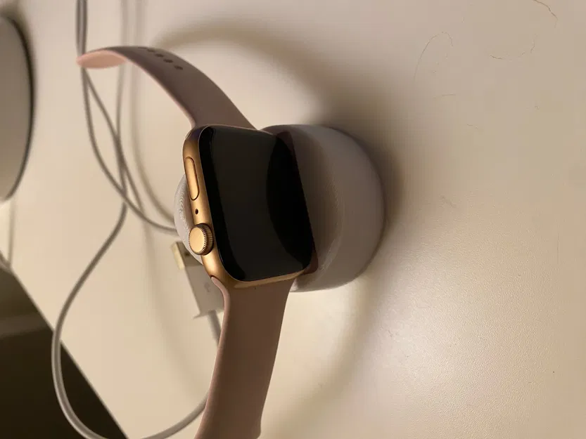 Giá đỡ Apple Watch 42-44mm với lỗ cáp sạc mở rộng - Image 1