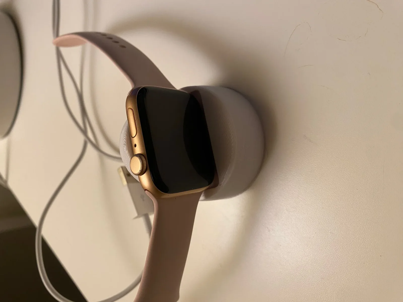 Giá đỡ Apple Watch 42-44mm với lỗ cáp sạc mở rộng 1