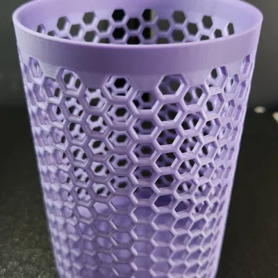 Giá đỡ bút hình lục giác với thiết kế đơn giản