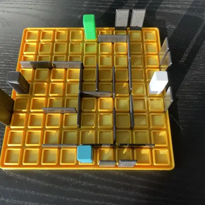 Trò chơi cờ Quoridor dành cho 2 hoặc 4 người chơi